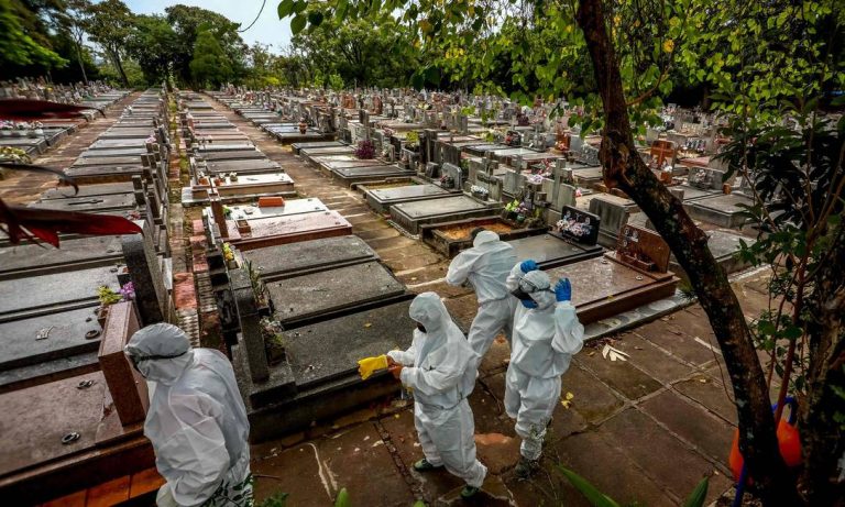 Cemitério durante a pandemia do COVID-19 Foto: SILVIO AVILA / AFP