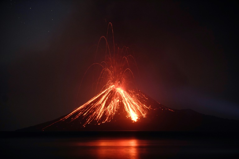 Erupção vulcânica na ilha de Krakatoa  Foto: Reprodução/AFP